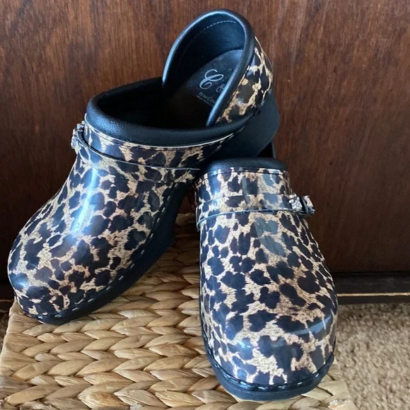 Leopard print 2025 nursing clogs